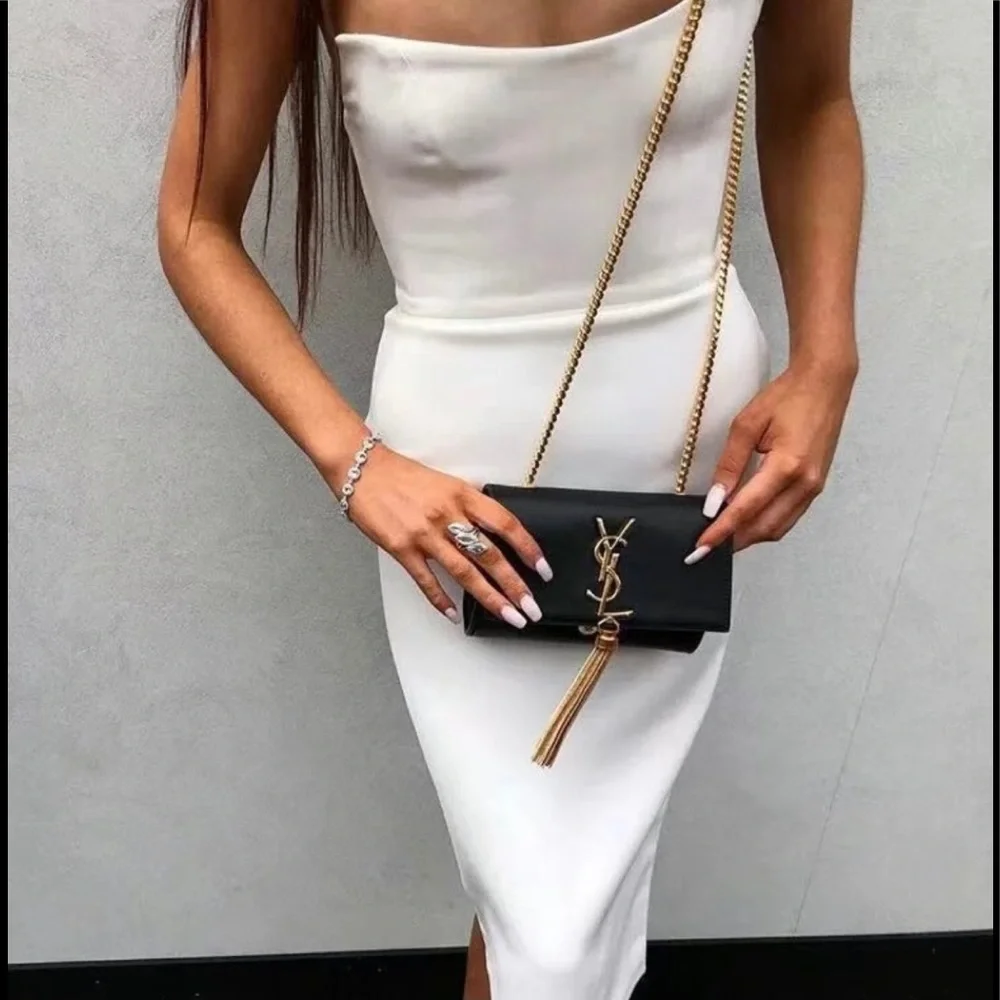 - Alex Perry - Picture 2 of 7